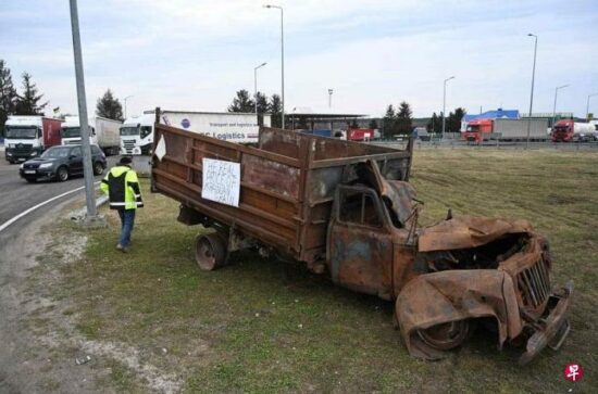 和平日报 | 乌克兰上百吨粮食遭波兰农民毁坏 乌官员抗议