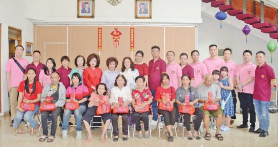 和平日报 | 华社活动：雅加达福清公会春节前献爱心 派发春节红包给贫困乡亲
