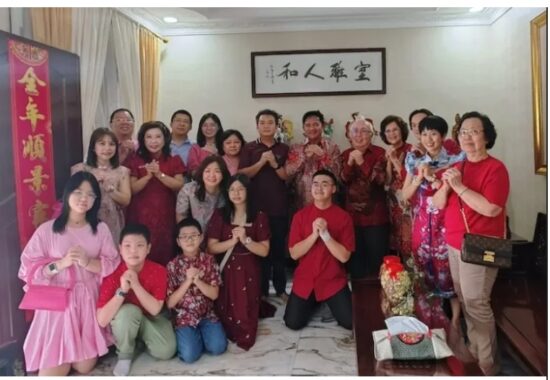 和平日报 | 印尼华裔总会执行主席黄印华举办新春团拜家宴。