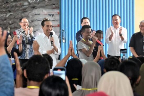 和平日报 | 佐科总统向勿加泗摄政区居民提供粮食援助