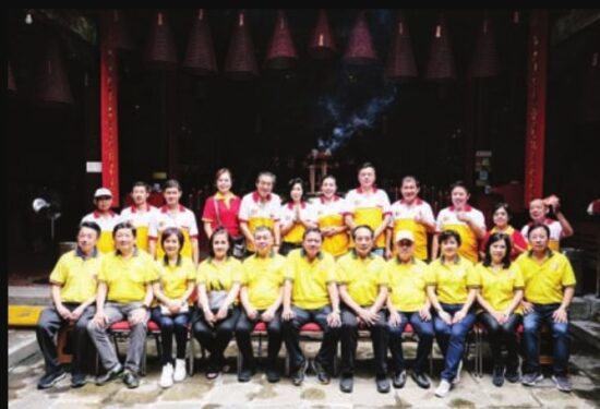 和平日报 | 宗教活动：三宝垄大觉寺为高龄老人分发压岁钱及慰问品