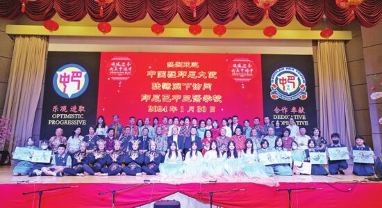 和平日报 | 校园活动： “温暖迎春·共庆中国年” 陆慷大使访问印尼巴中三语学校