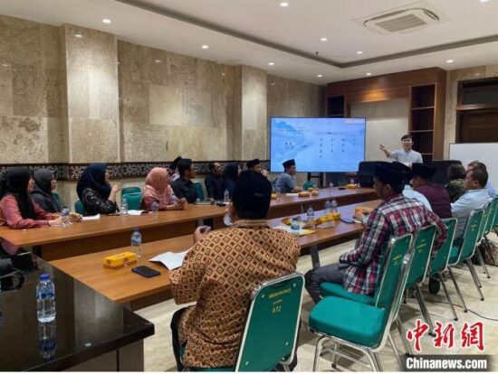 和平日报 | 印尼国家清真寺开设中文培训班