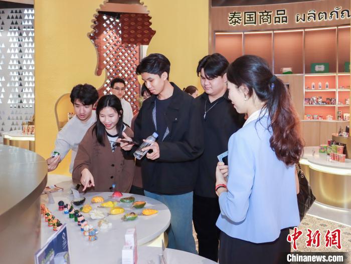 老挝青年品六堡茶制艾草锤 领略独特壮乡魅力-中新网