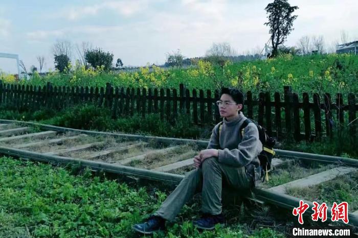 马来西亚“00后”华裔中国创业 一支画笔绘梦想-中新网