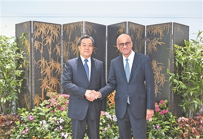 丁薛祥访问新加坡并主持中新双边合作机制会议